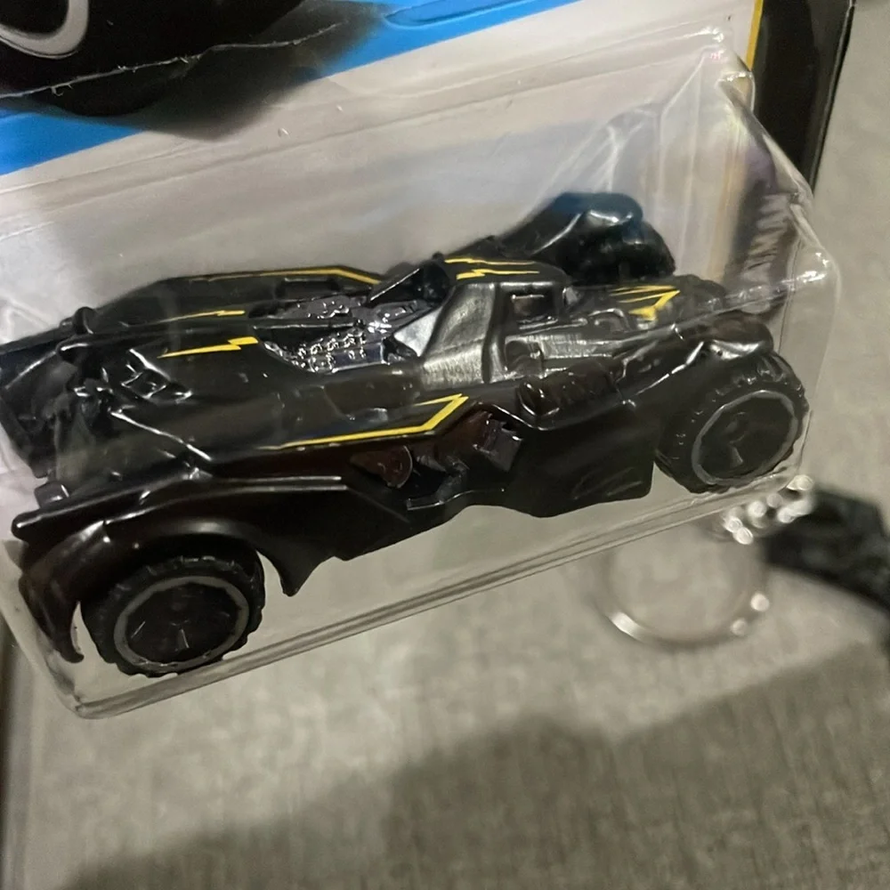 Batman Hot Wheels Arkham Knight Batmobile & Car and A Batman Batarang Keychain